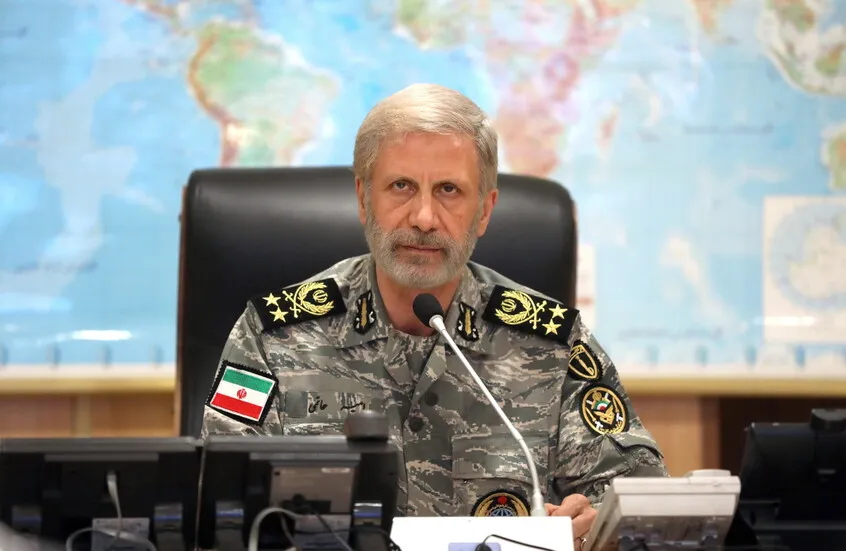 قائد الجيش الإيراني: أي تصعيد في خطاب الأعداء ضد الشعب الإيراني يمثل تهديداً وسنرد عليه بحزم